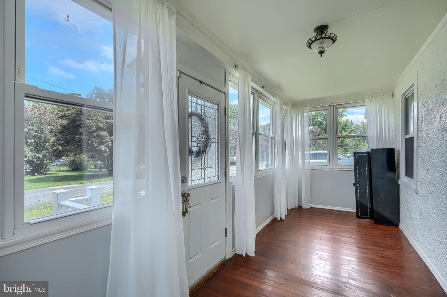 206 Oak St Property Photo 8
