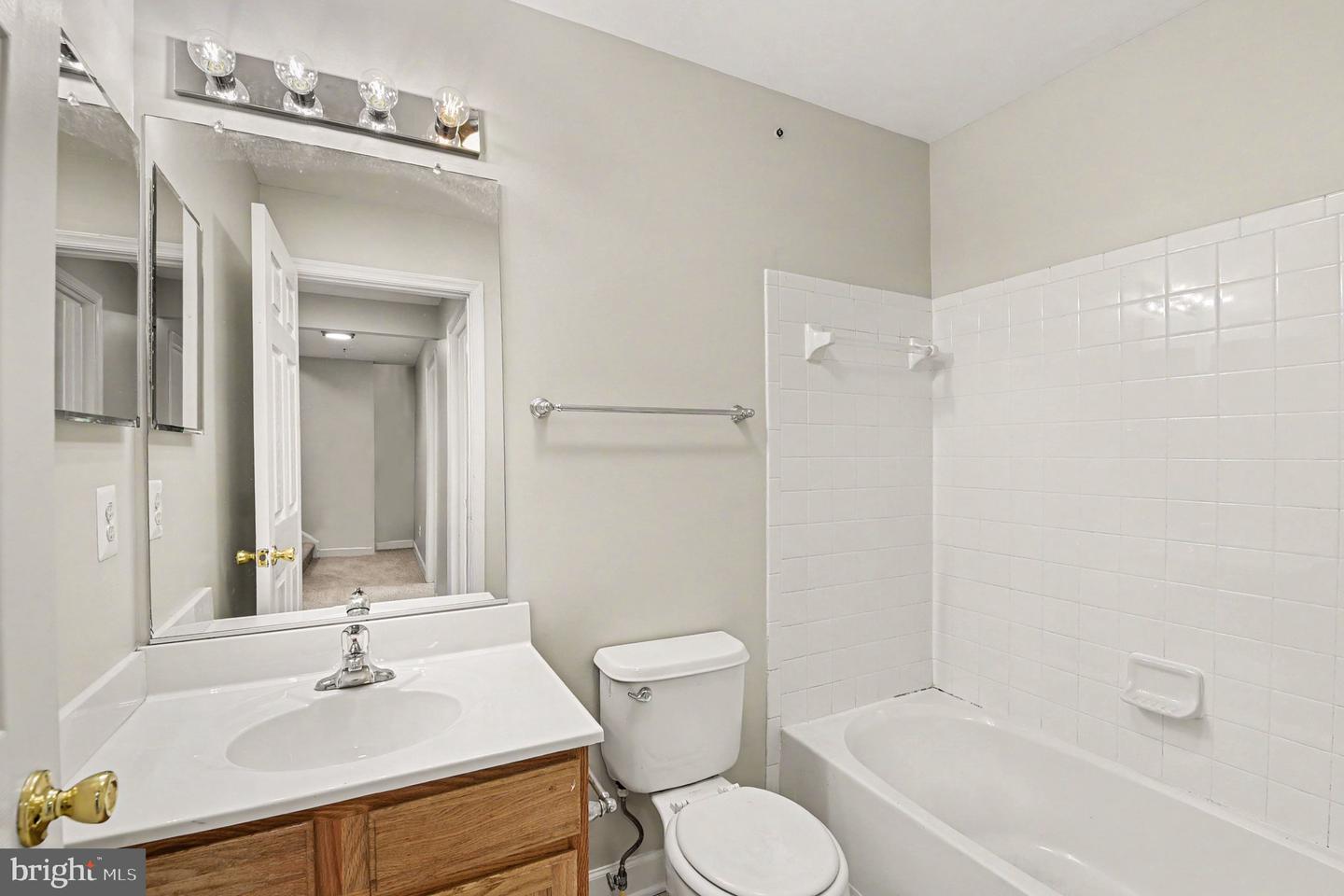 100 Mohegan Dr #c Property Photo 21