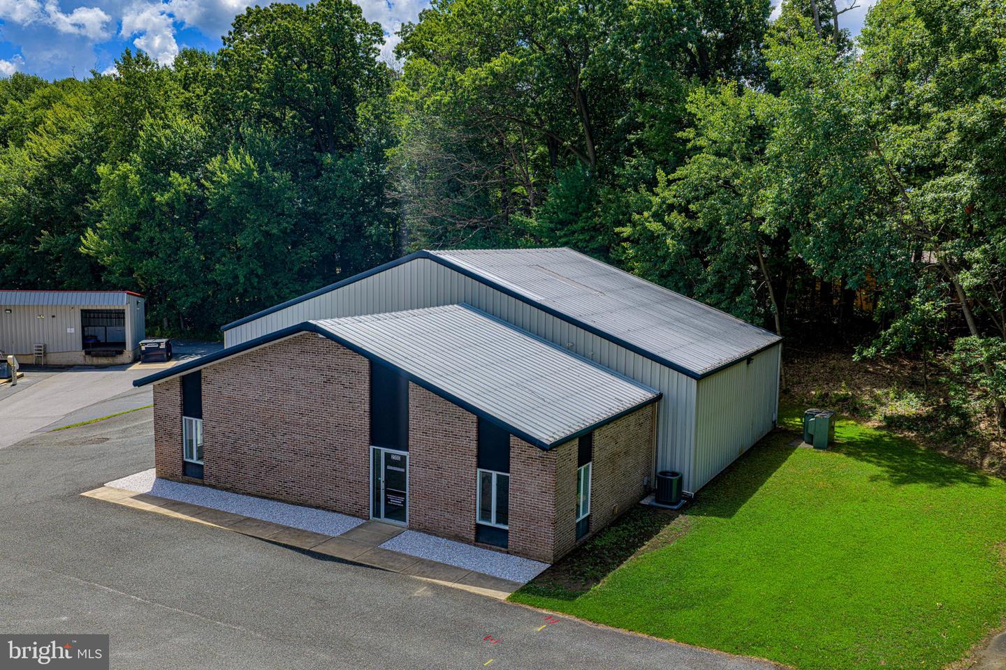 2300 Industry Ct Property Photo 2