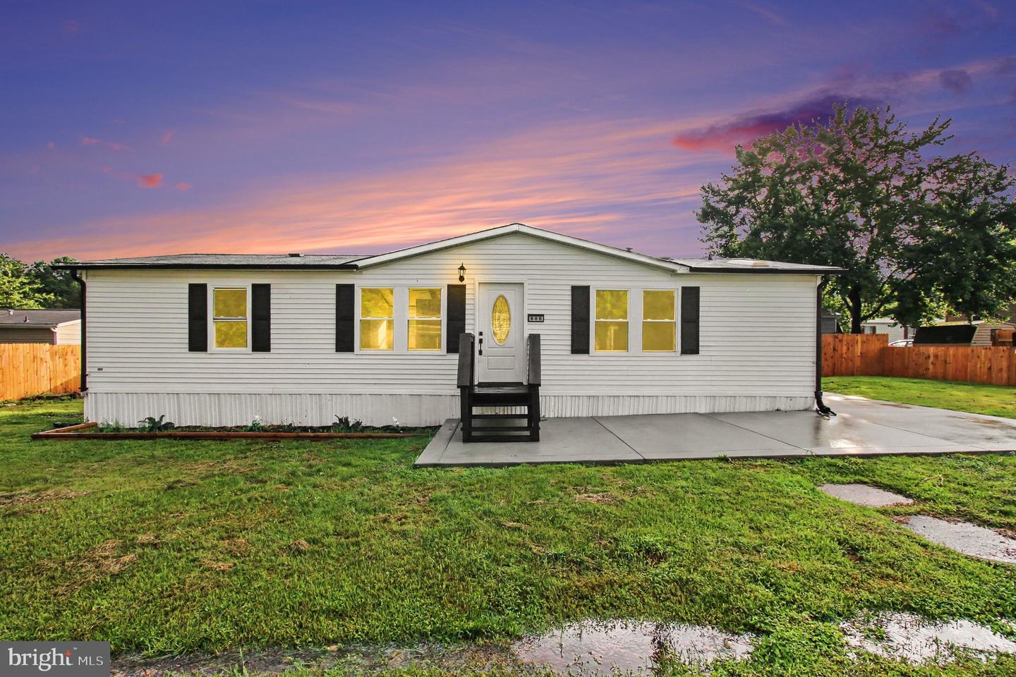 606 RED OAK DR