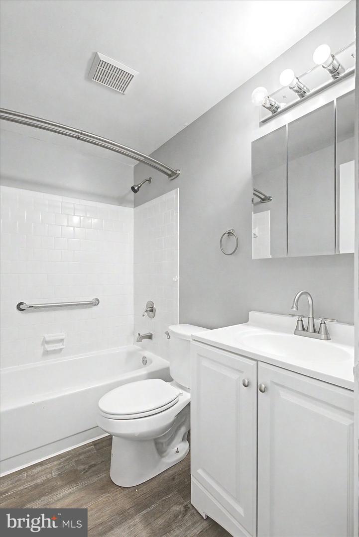 958 Edmund St Property Photo 14
