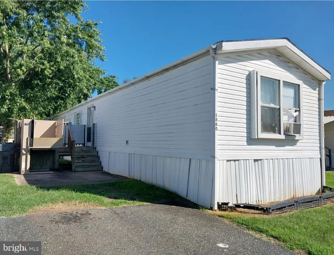 1860 John Dr #202 Property Photo 1