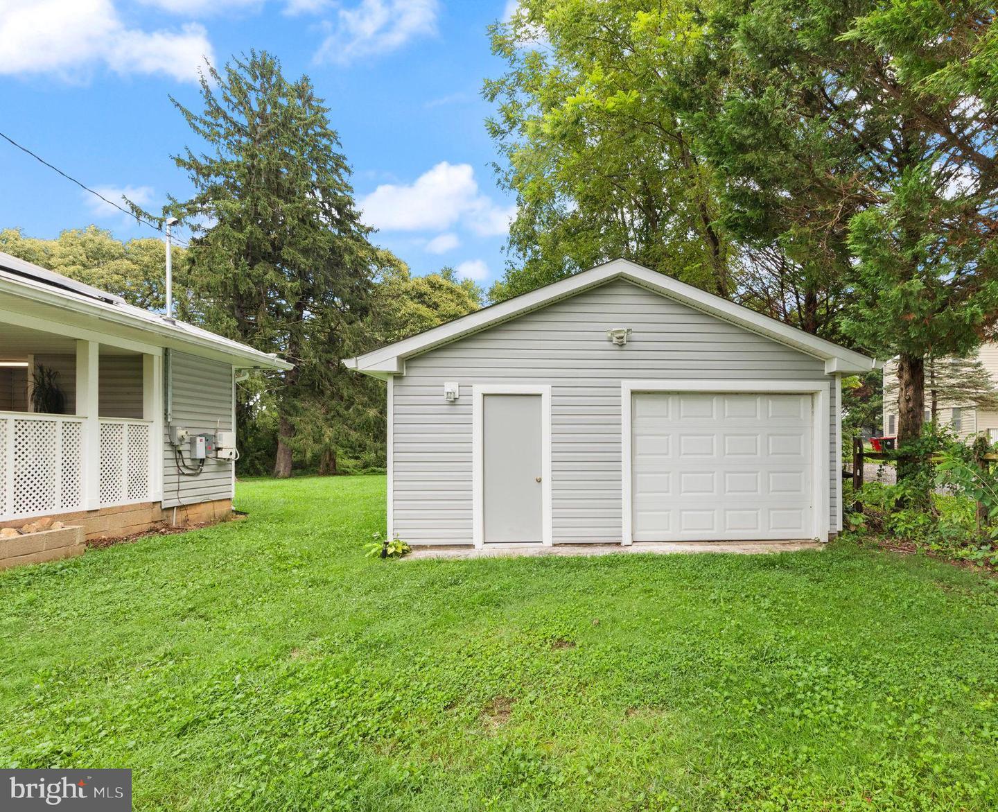 301 Irish Ln Property Photo 6