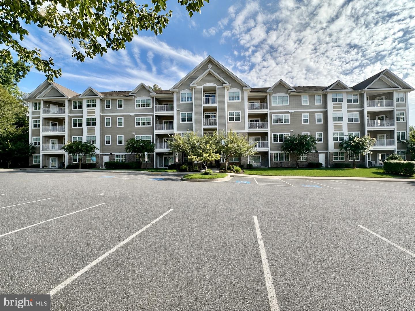 901 Macphail Woods Xing #1i Property Photo 5