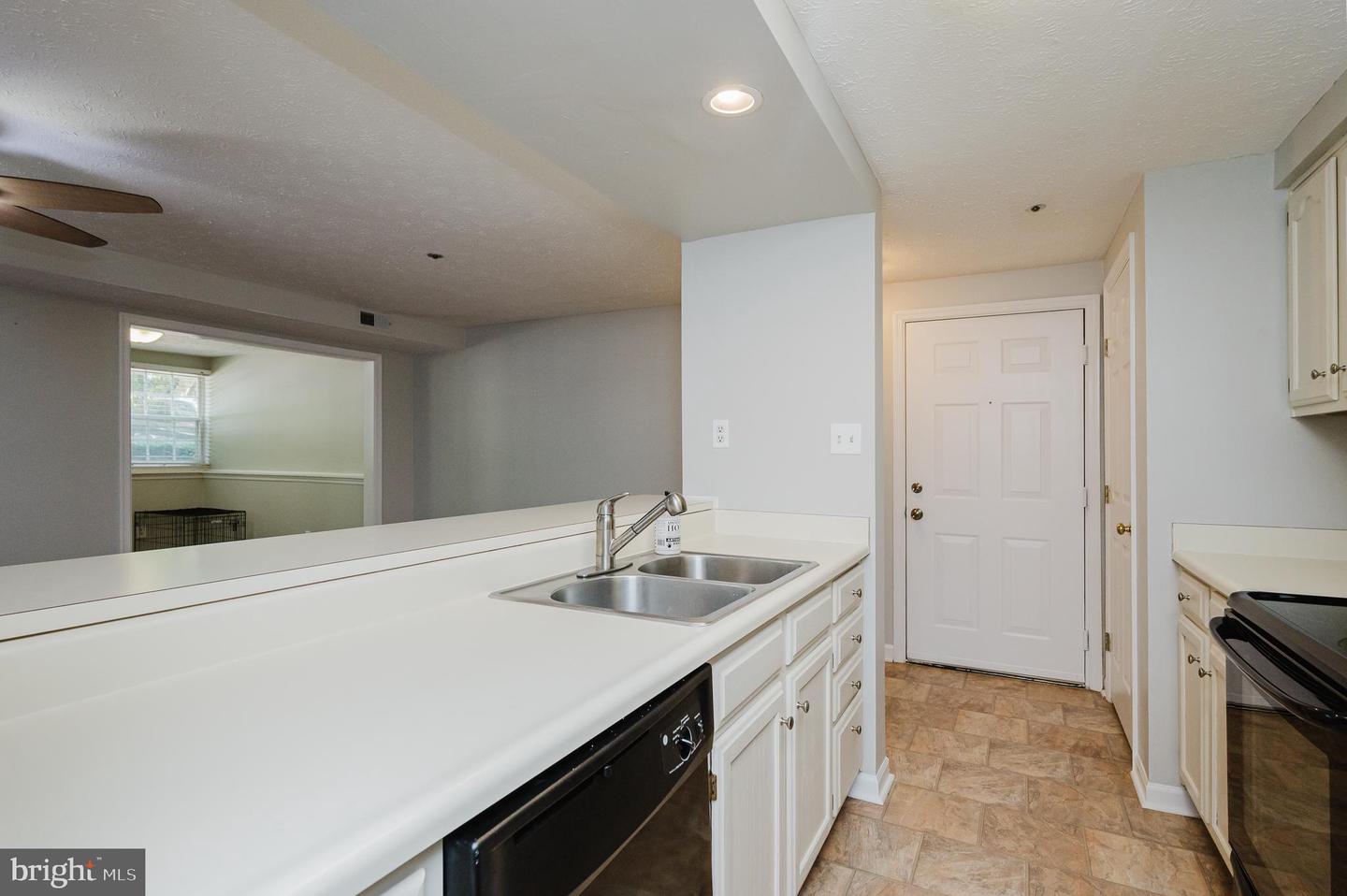 1006-d Markham Ct #15 Property Photo 6