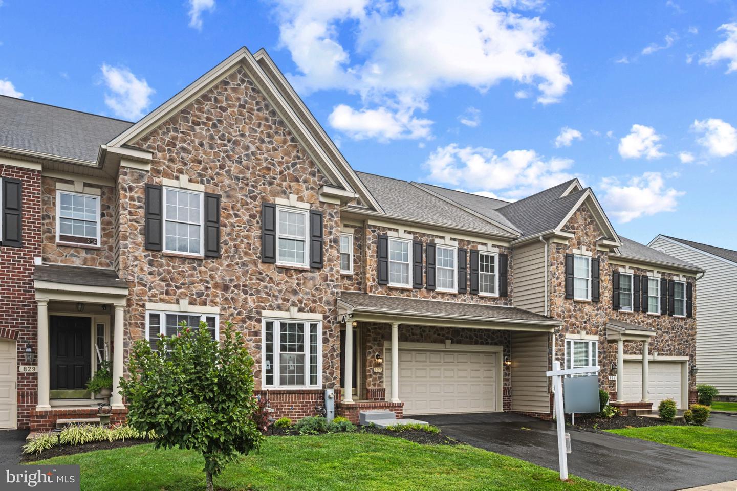 827 Bridle Path Property Photo 4