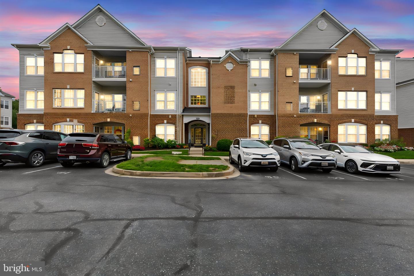 710 KINGS PATH #28