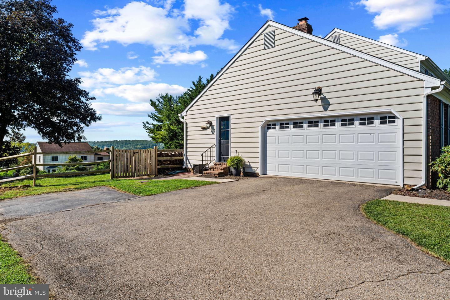 1125 Jade Dr Property Photo 3