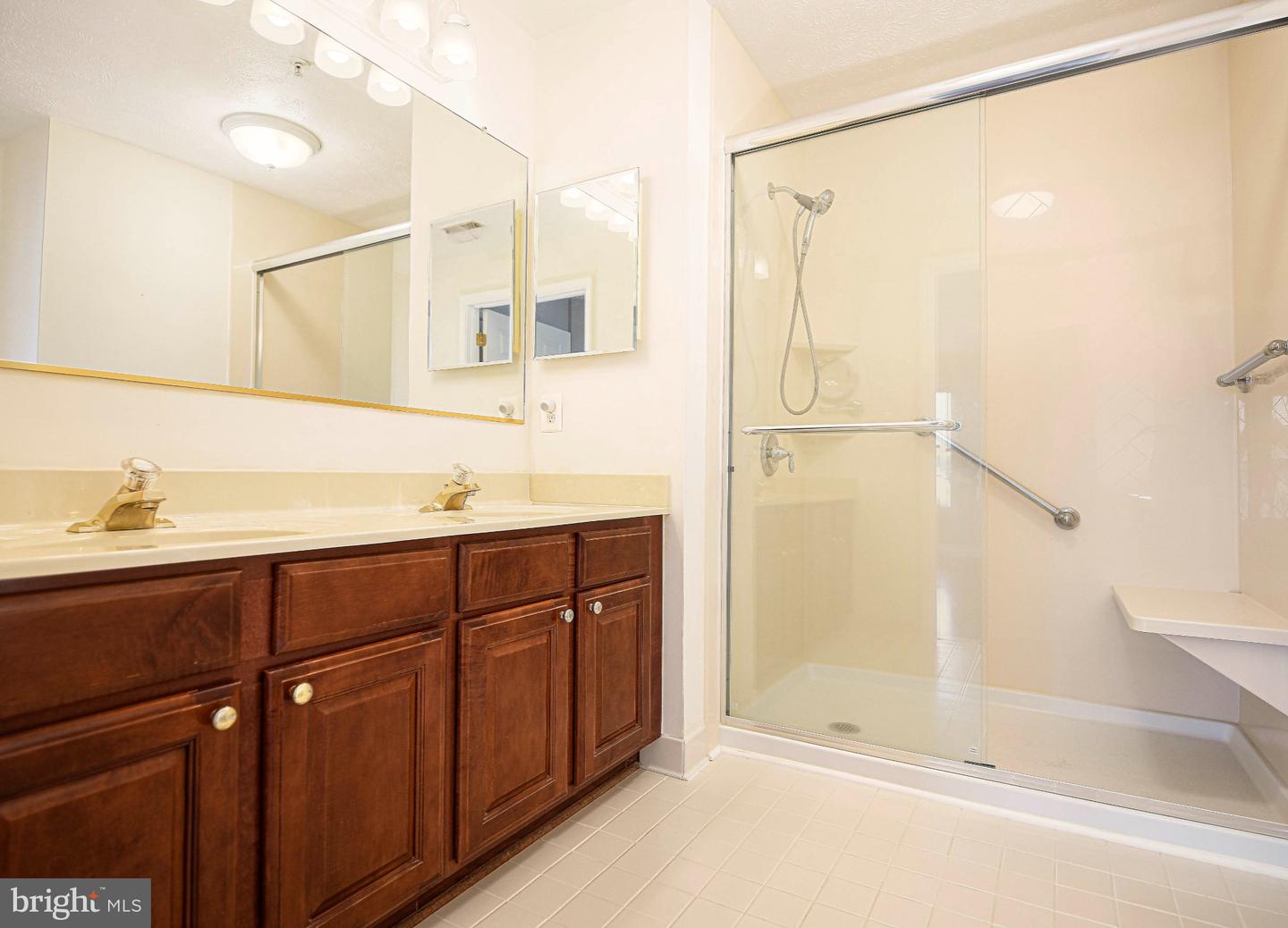 303 Willrich Cir #j Property Photo 5
