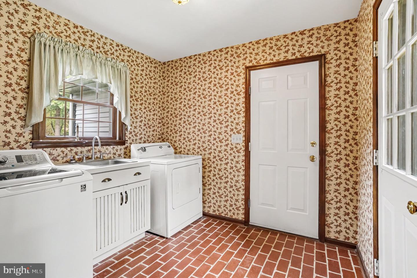 2830 Forest Glen Property Photo 32