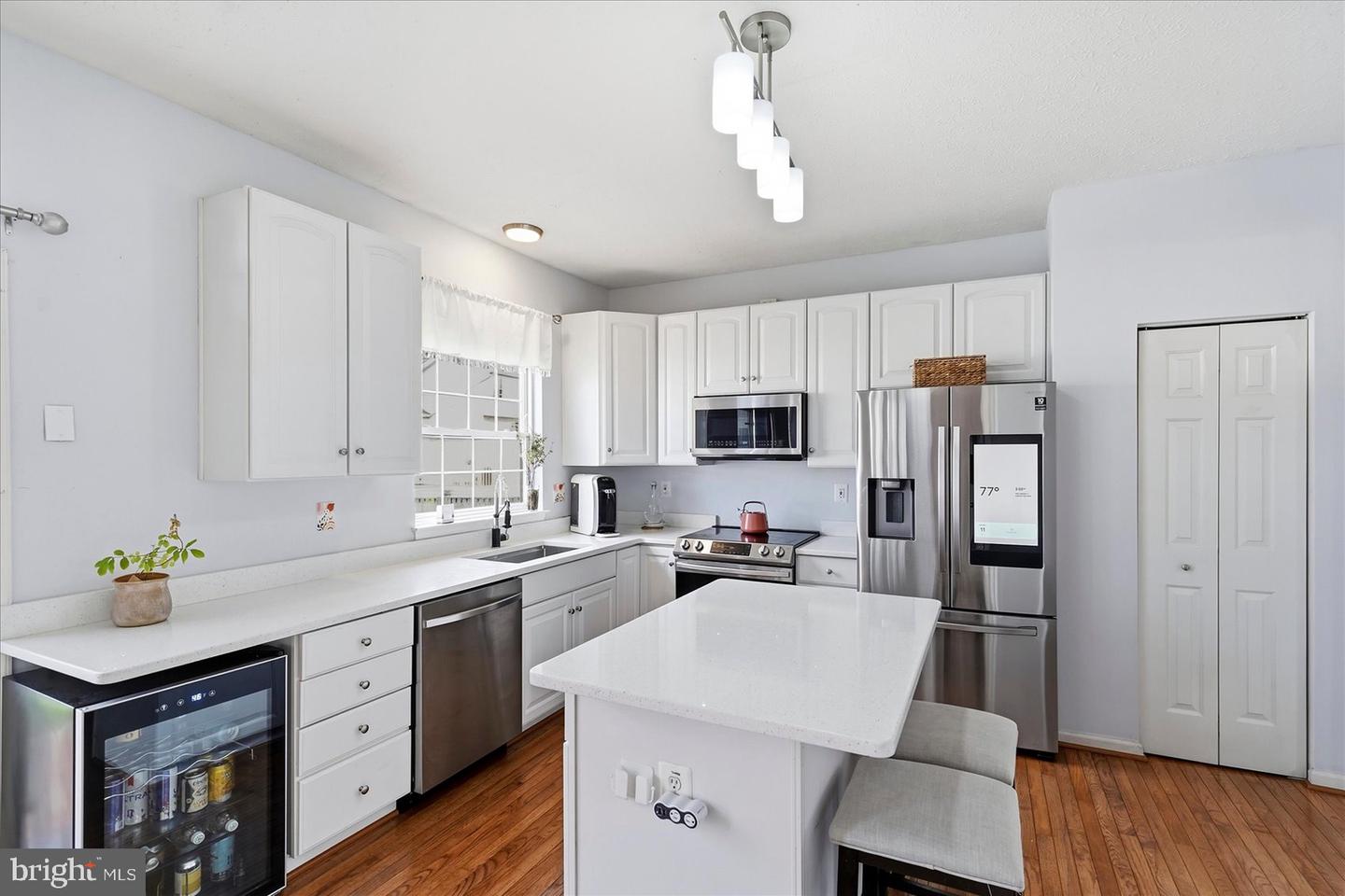 2922 SIWANOY DR Property Photo 1