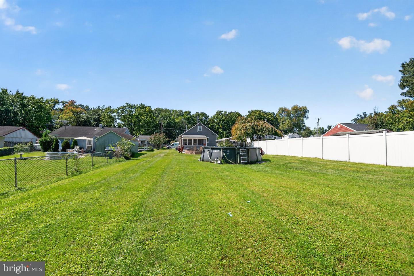 101 Oak St Property Photo 11