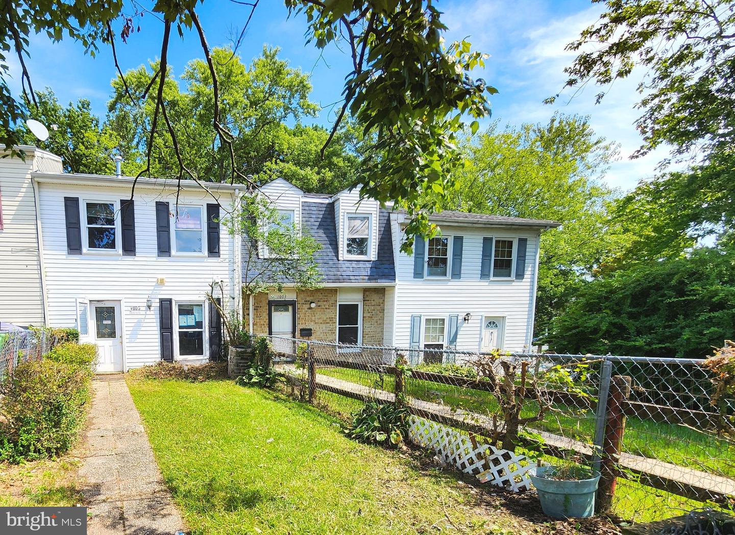1005 Waterside Ct Property Photo 2
