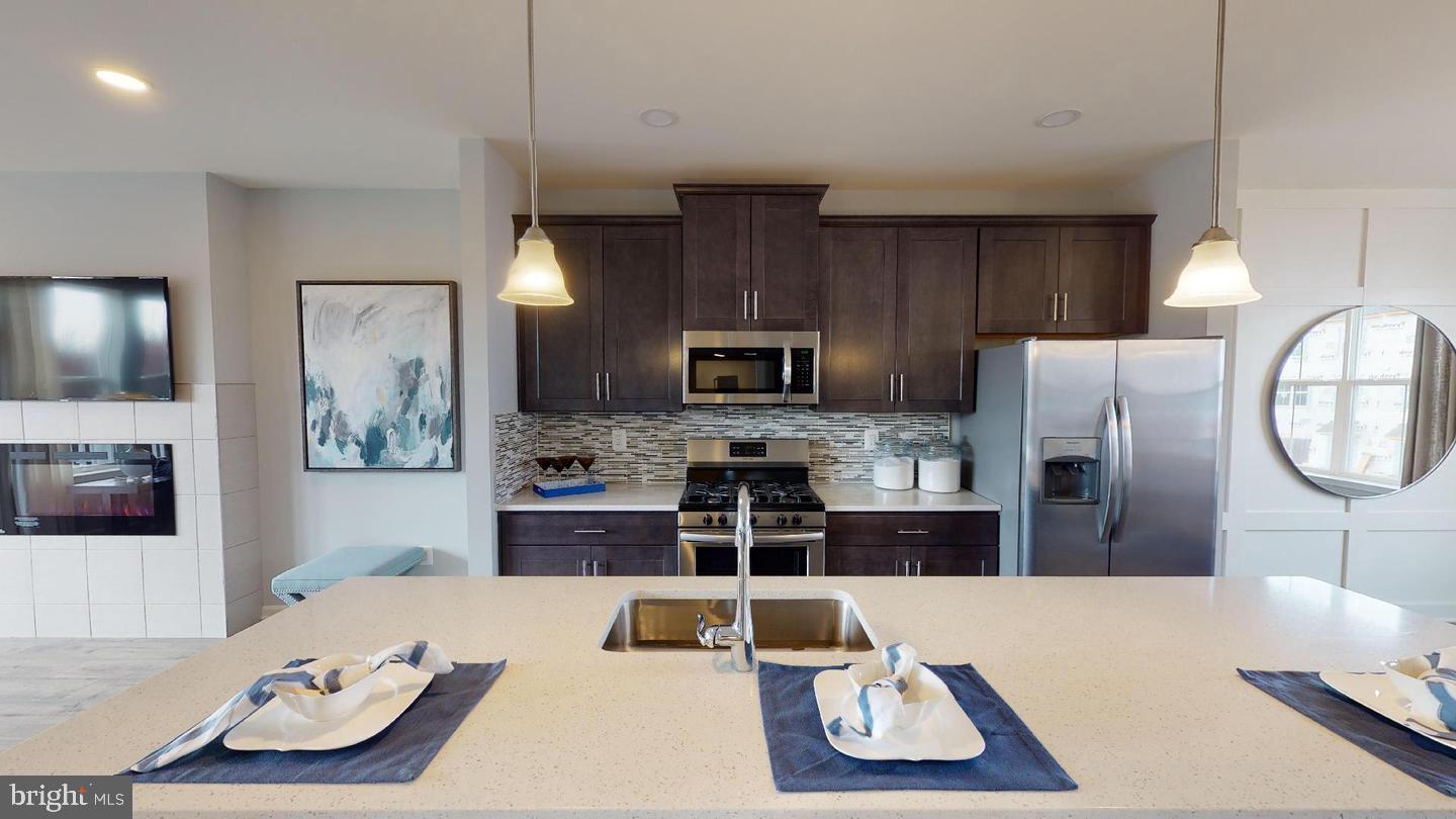 324 AQUA SQ Property Photo 1