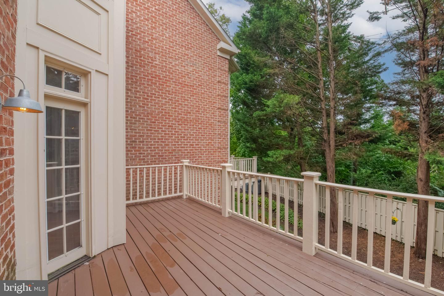 212 Wellington Ct Property Photo 6