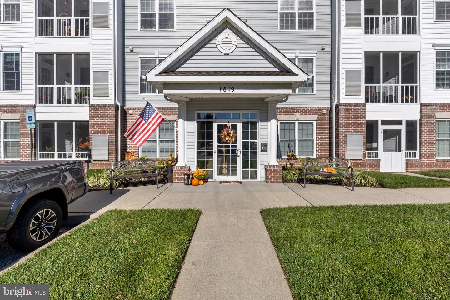 1819 SELVIN DR #304 Property Photo 1