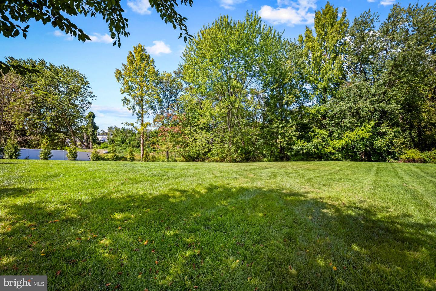 718 Macphail Ct N Property Photo 43