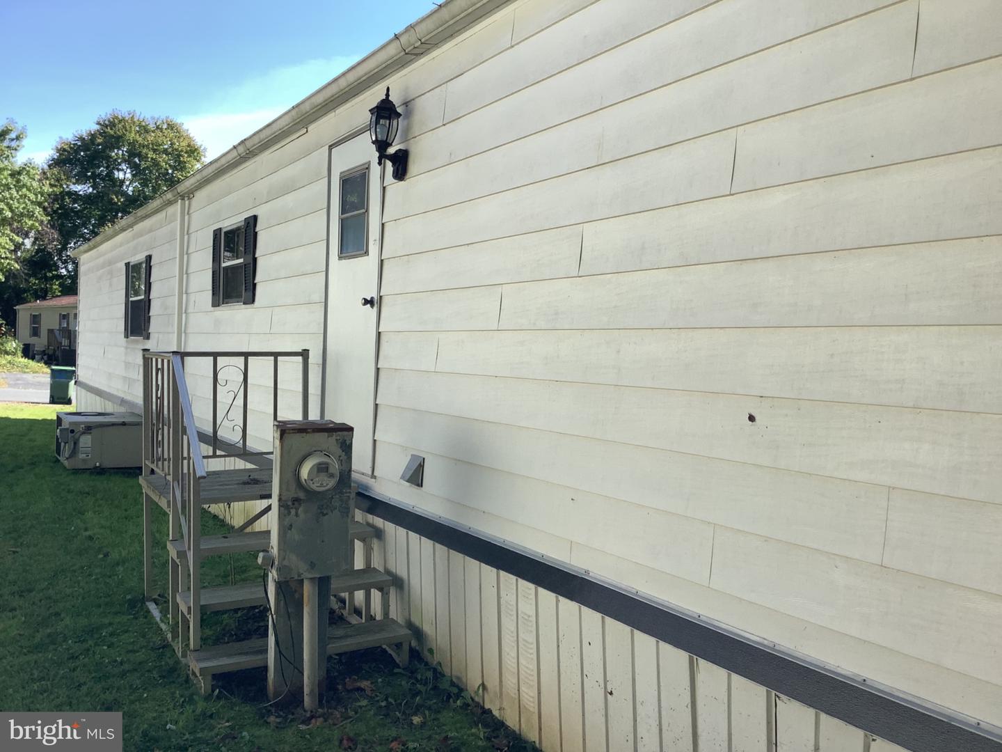 1818 John Dr Property Photo 4