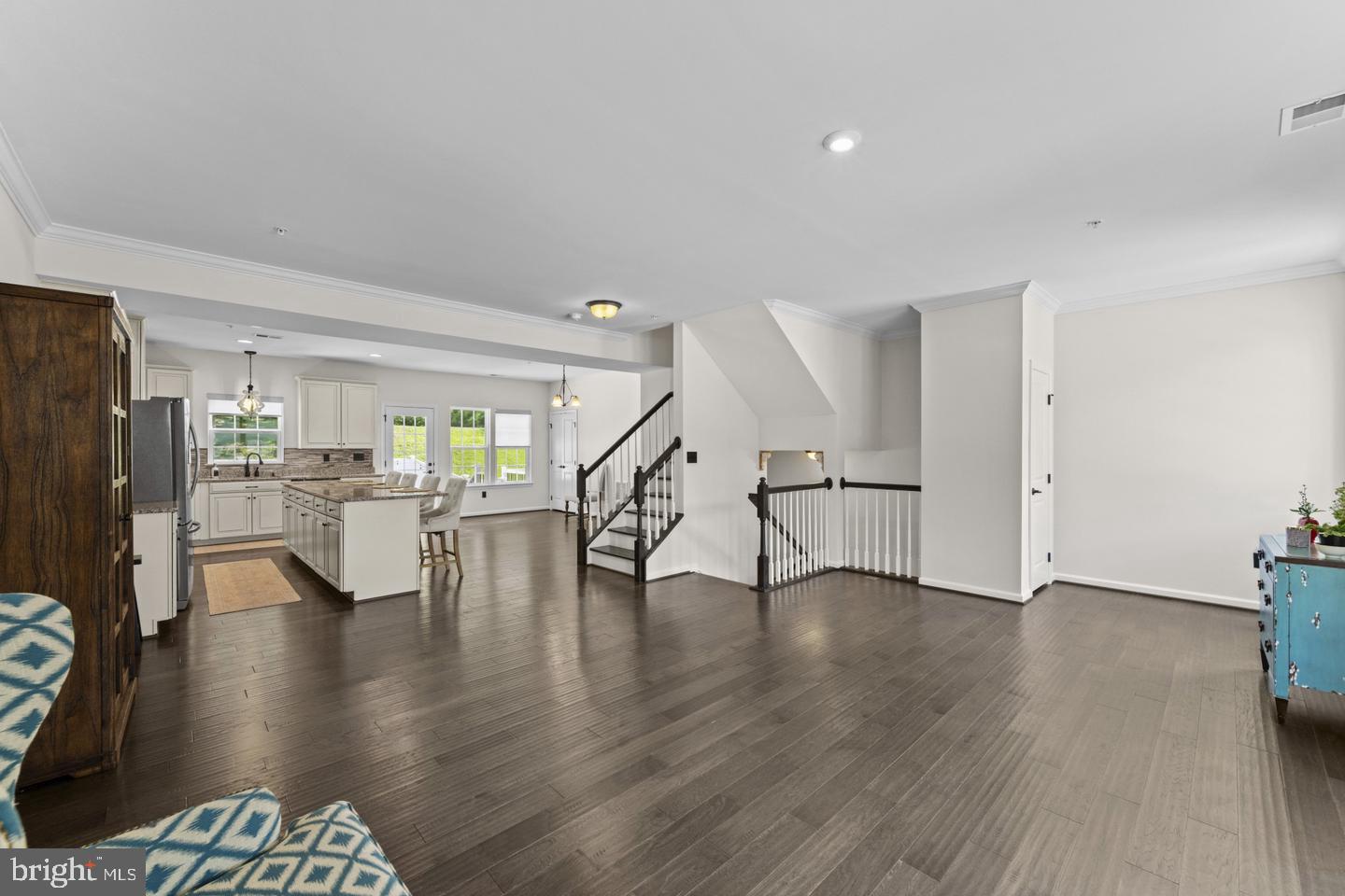 1305 Dickinson Ct Property Photo 2