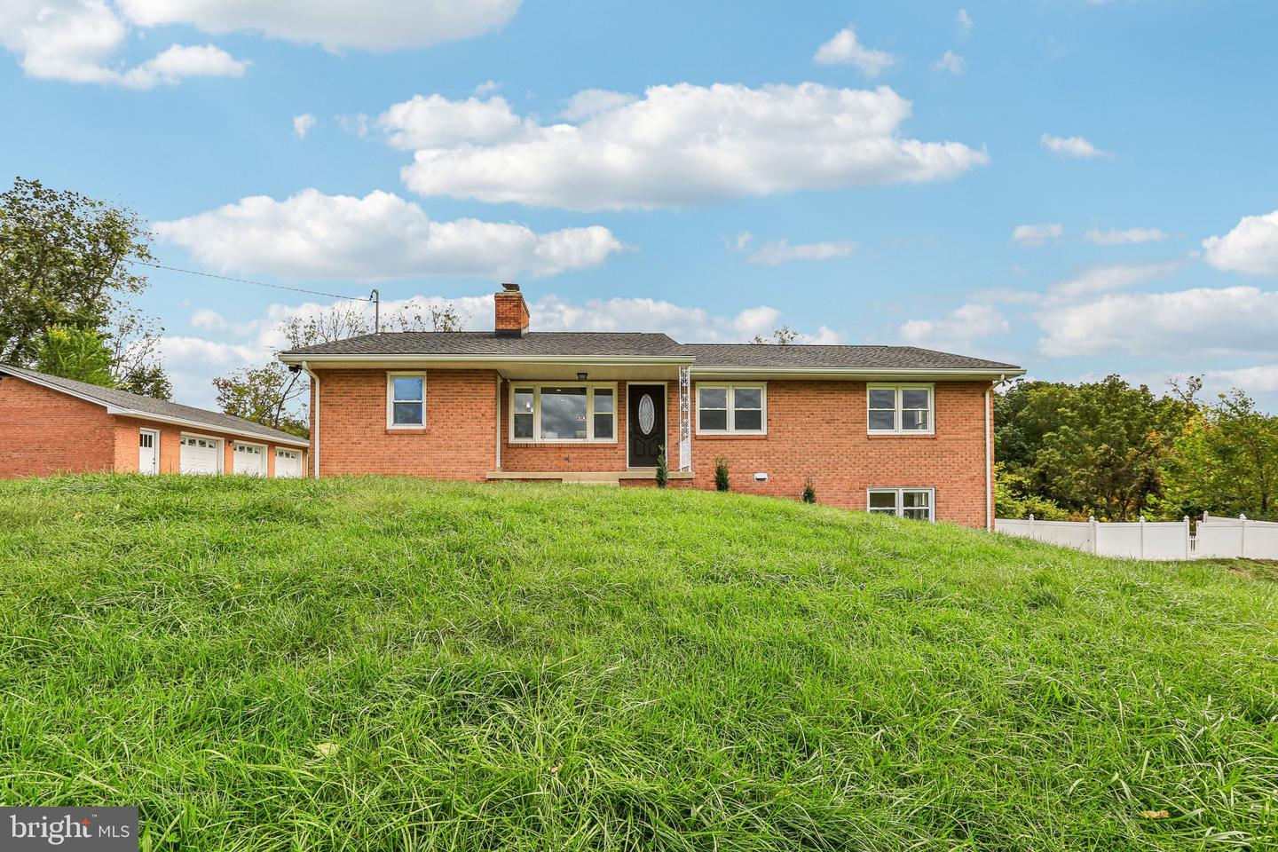 15474 Roxbury Rd Property Photo 2
