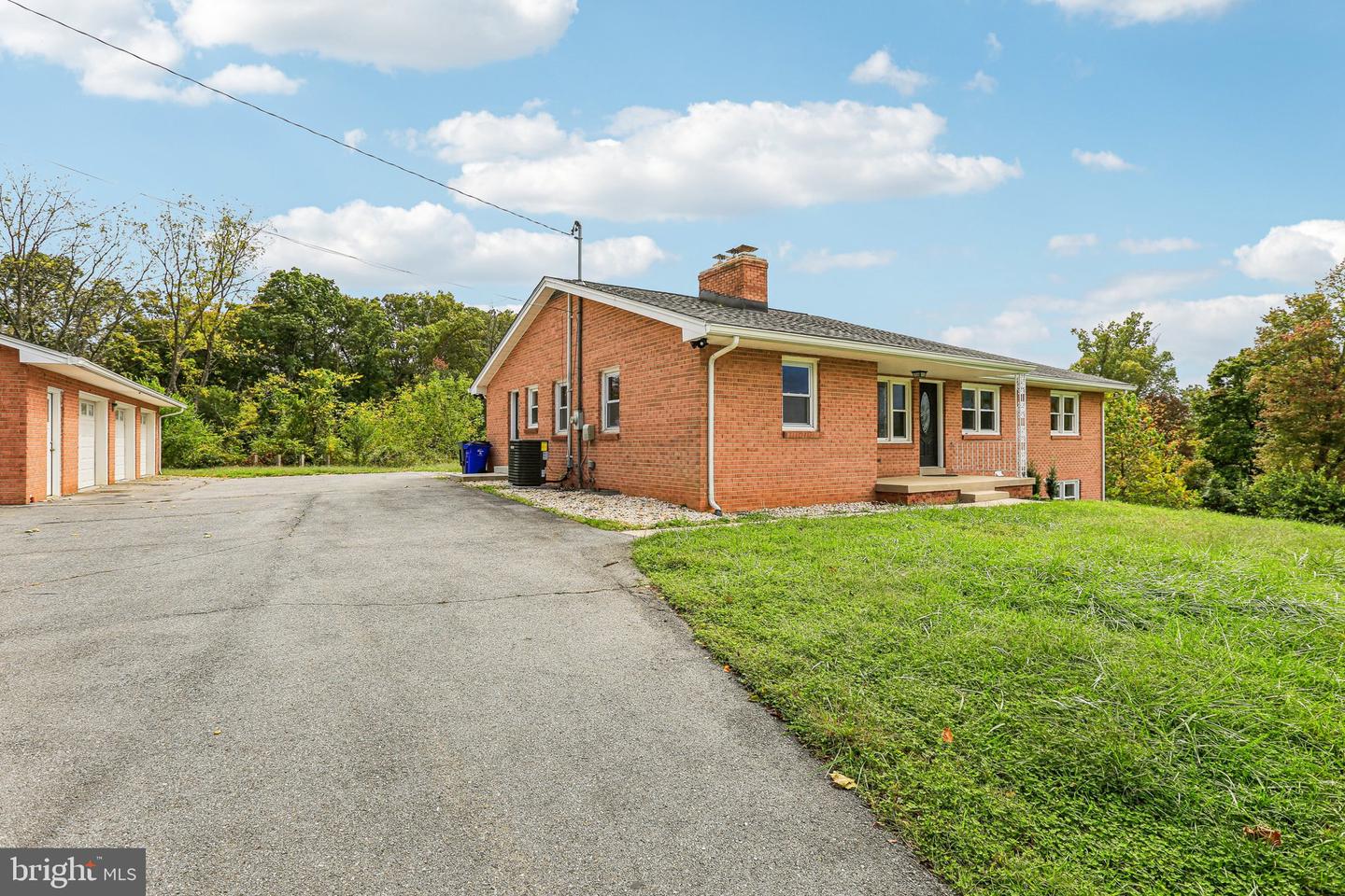 15474 Roxbury Rd Property Photo 3