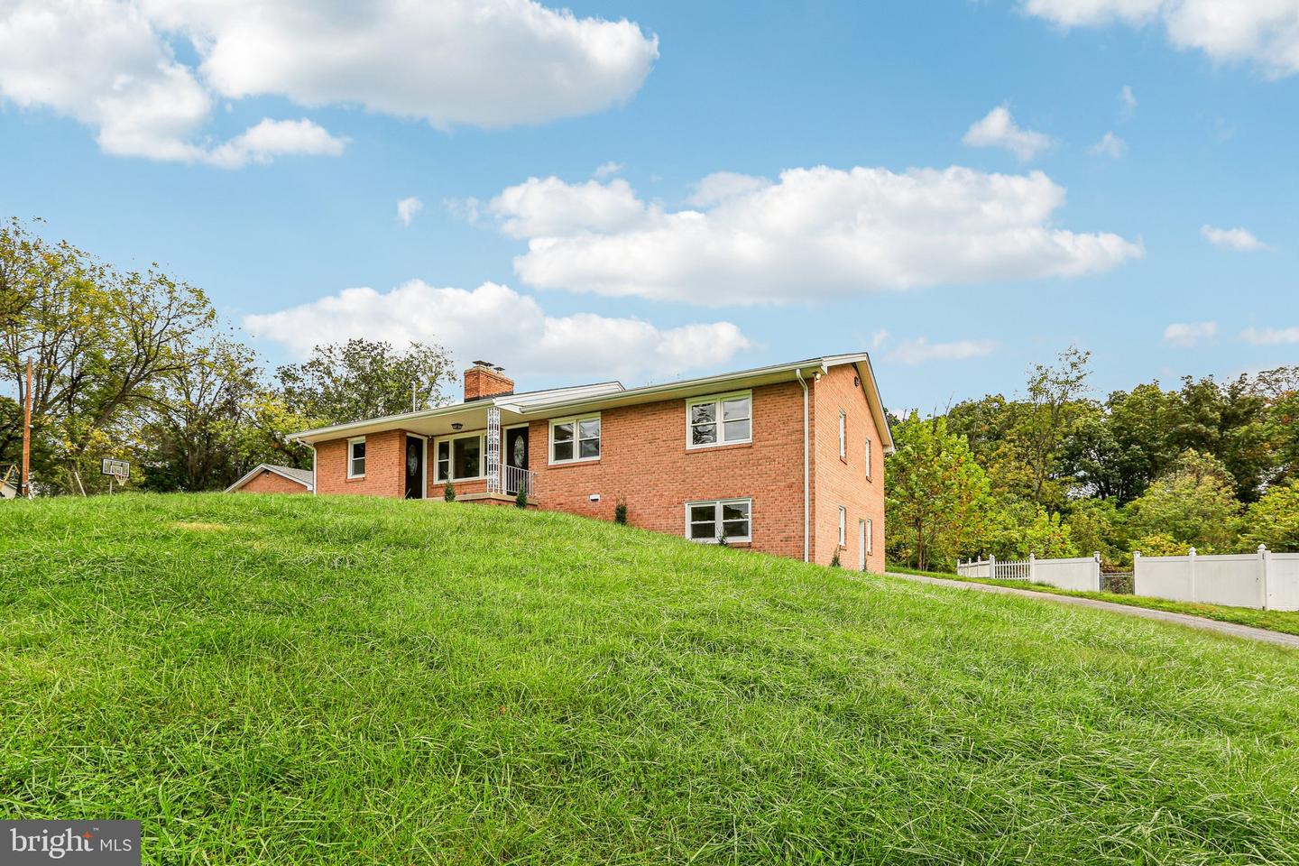 15474 Roxbury Rd Property Photo 4