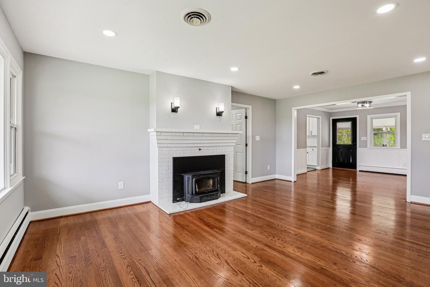 15474 Roxbury Rd Property Photo 6