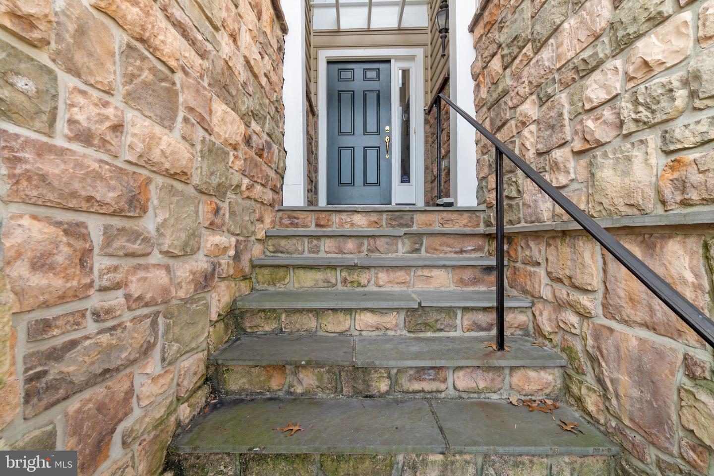 8803 Mirror Lake Way Property Photo 3
