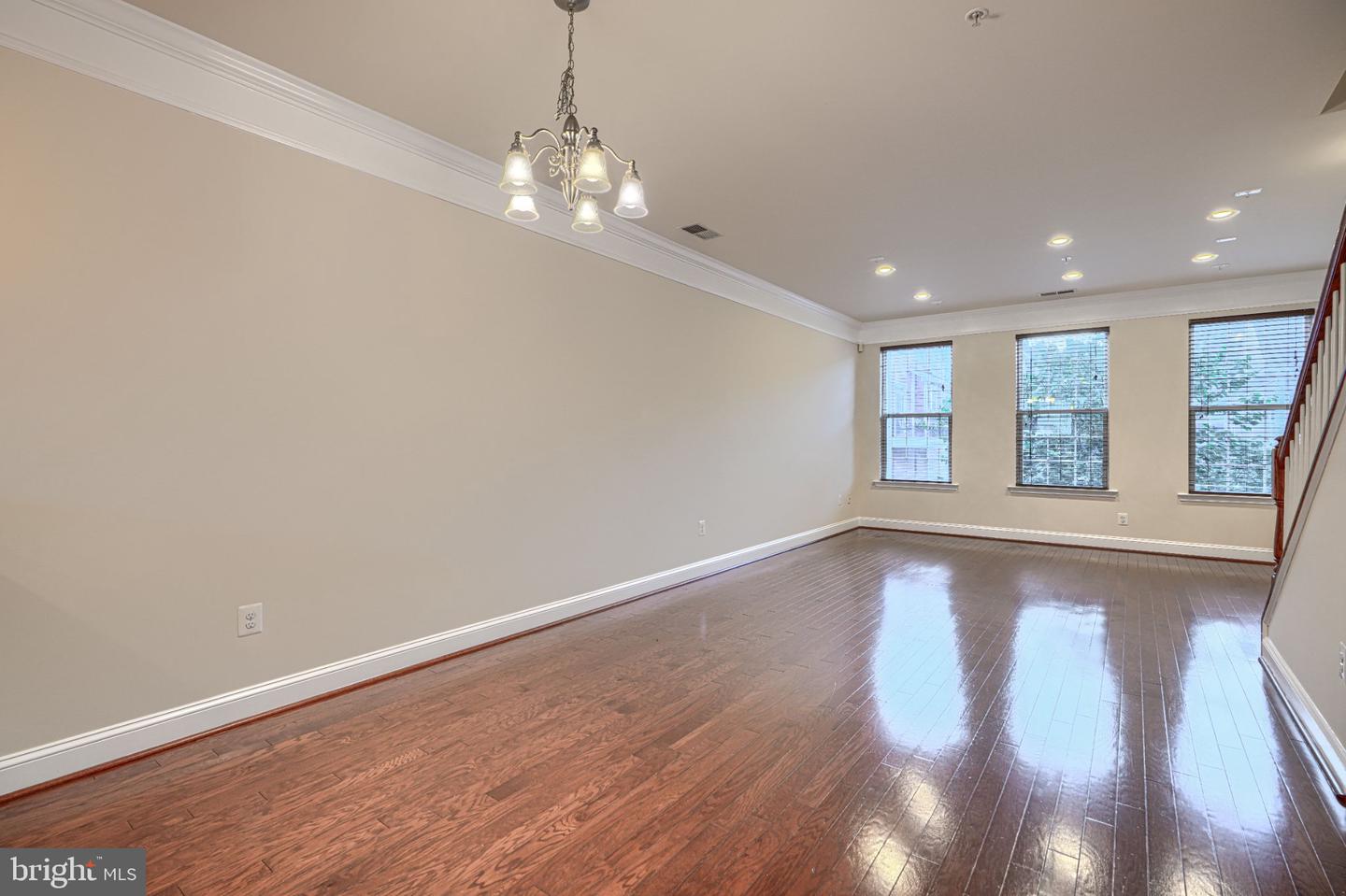 5715 Rosanna Pl Property Photo 5
