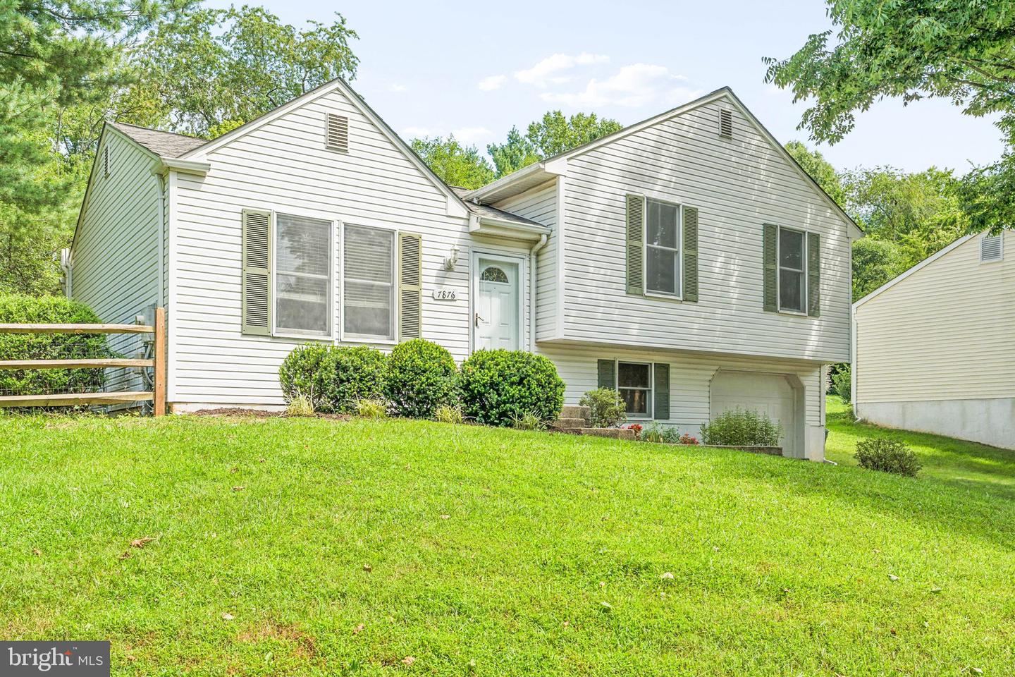 7876 Red Jacket Way Property Photo 3