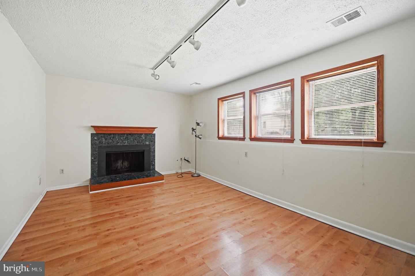 6251 Parallel Ln Property Photo 6