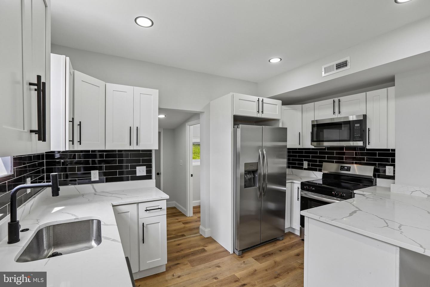 8434 COMMERCIAL ST Property Photo 1