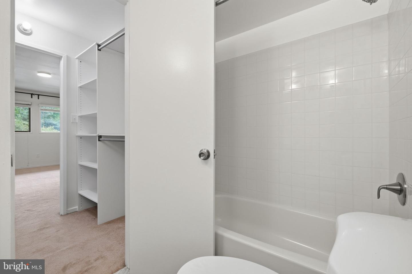 5647 Harpers Farm Rd #f Property Photo 18