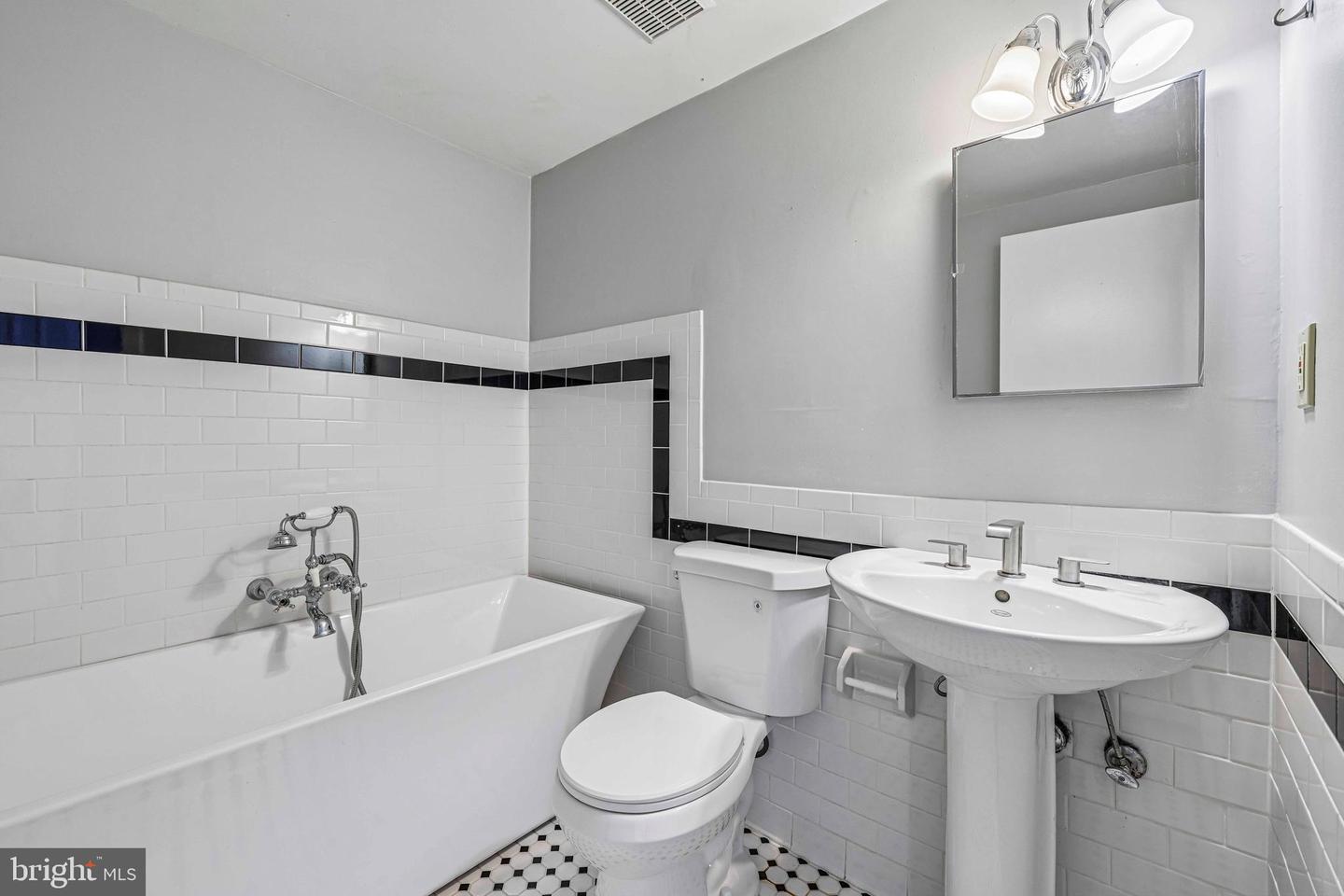 7000 Knighthood Ln Property Photo 37