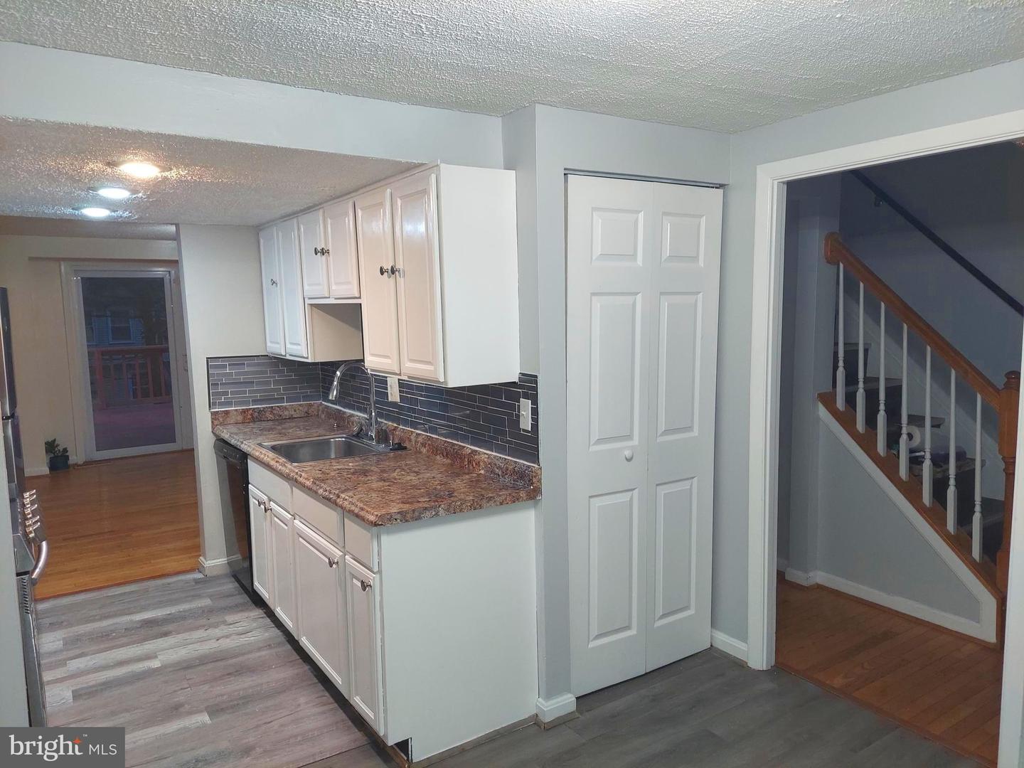 5449 Endicott Ln Property Photo 4