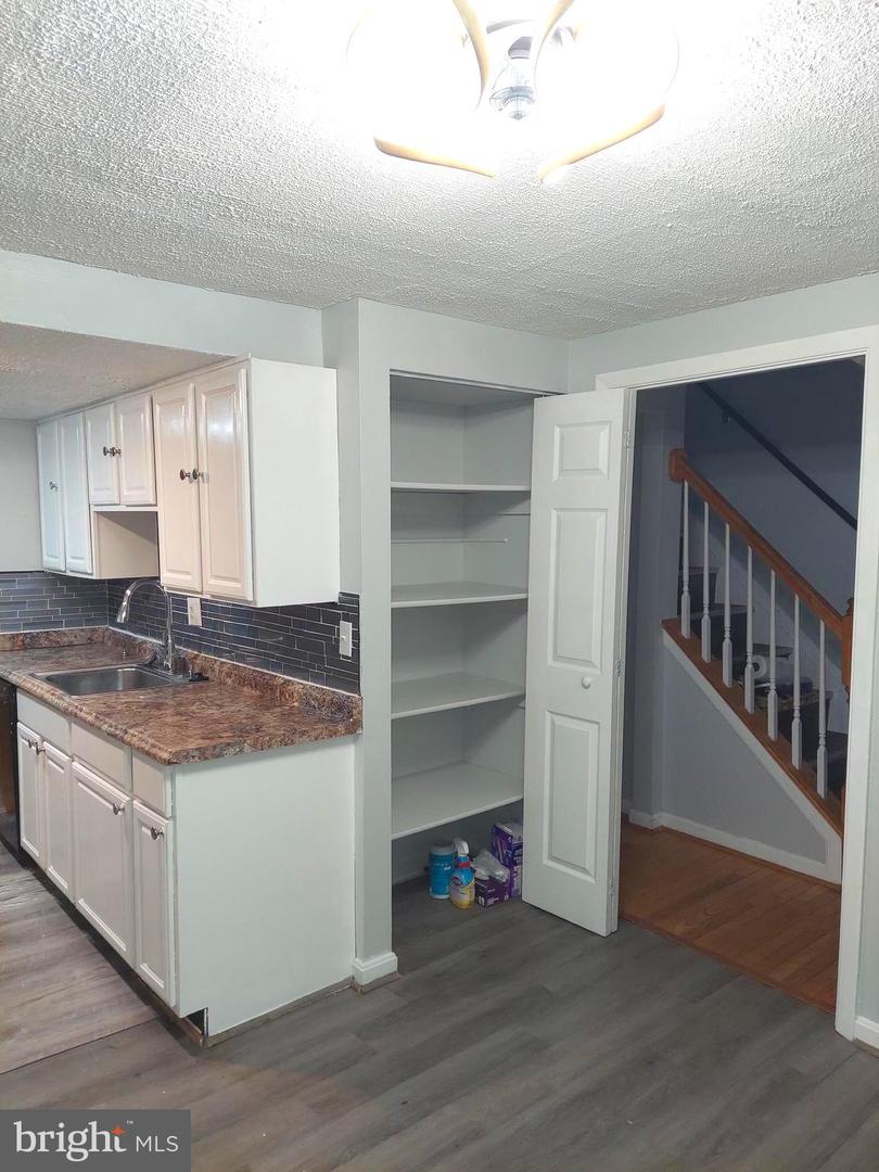 5449 Endicott Ln Property Photo 5