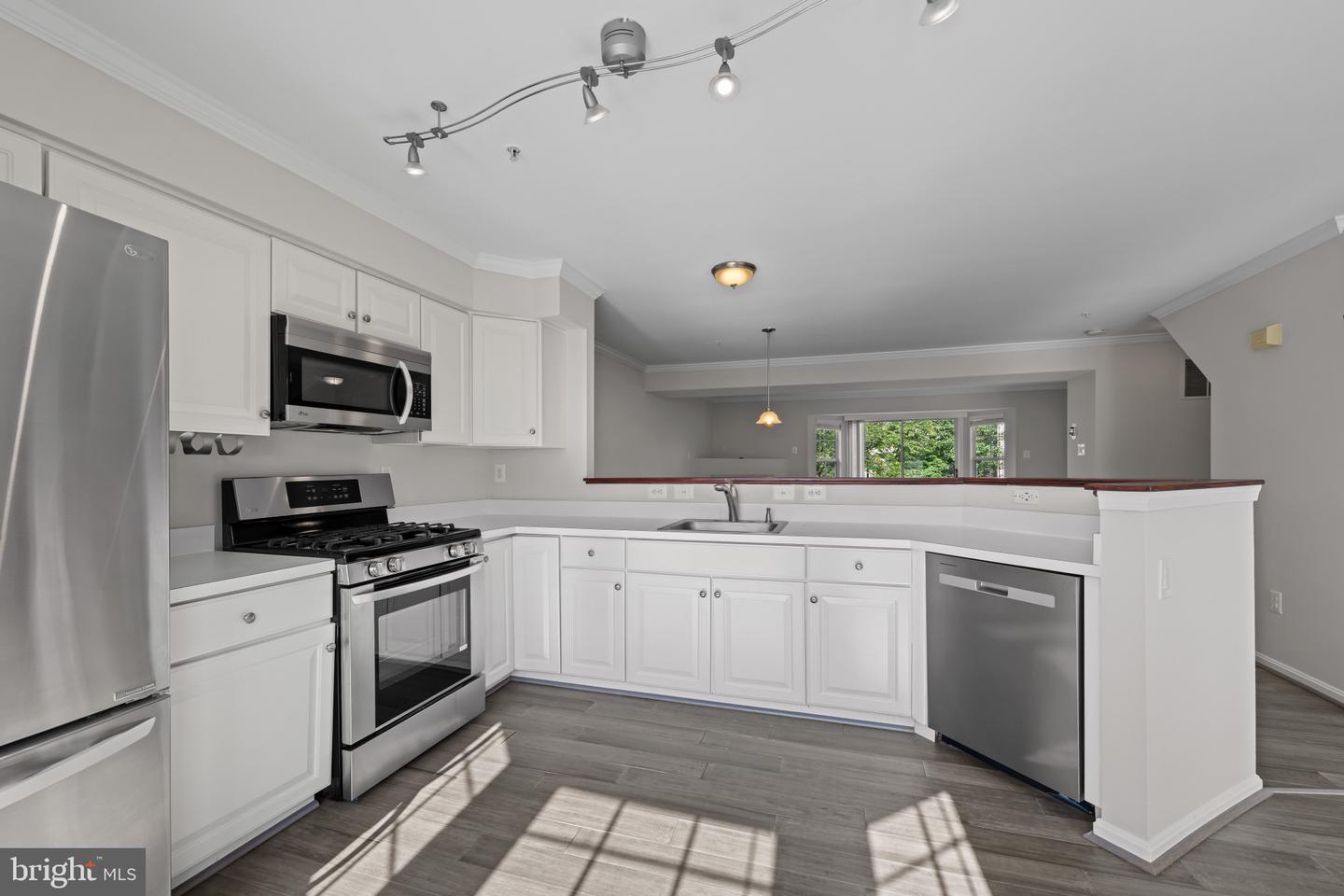 6123 Silver Arrows Way Property Photo 9
