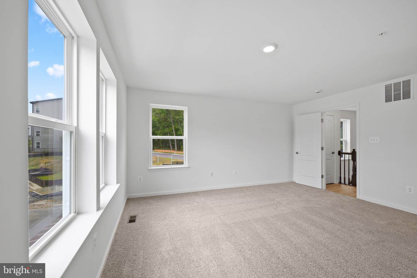 9942-a Count Fleet Cres Property Photo 17