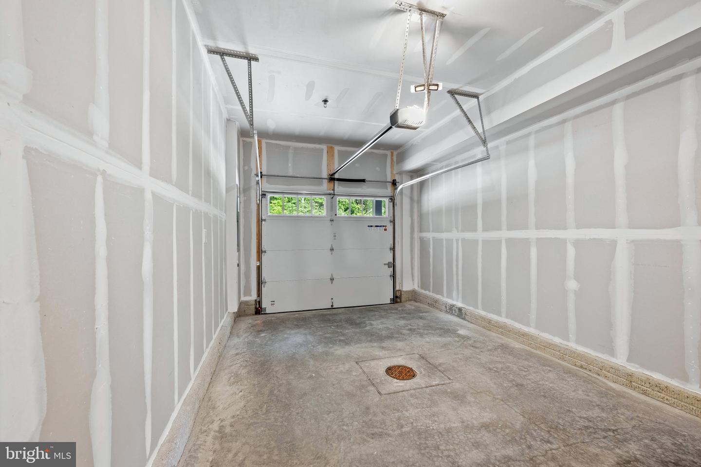 9942-a Count Fleet Cres Property Photo 34