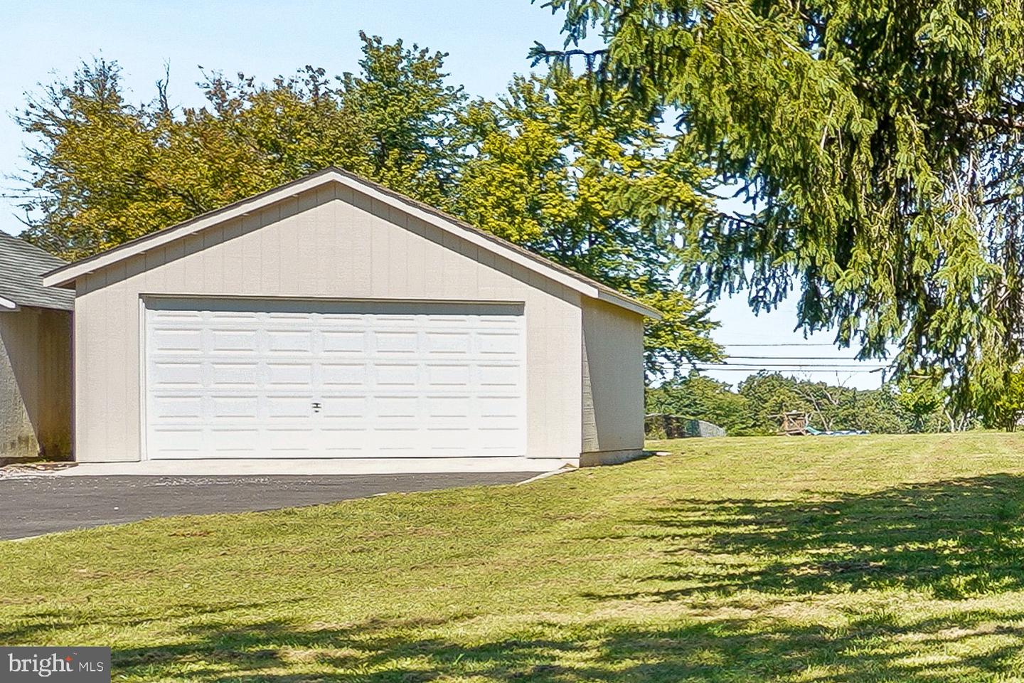 692 Ridge Property Photo 2