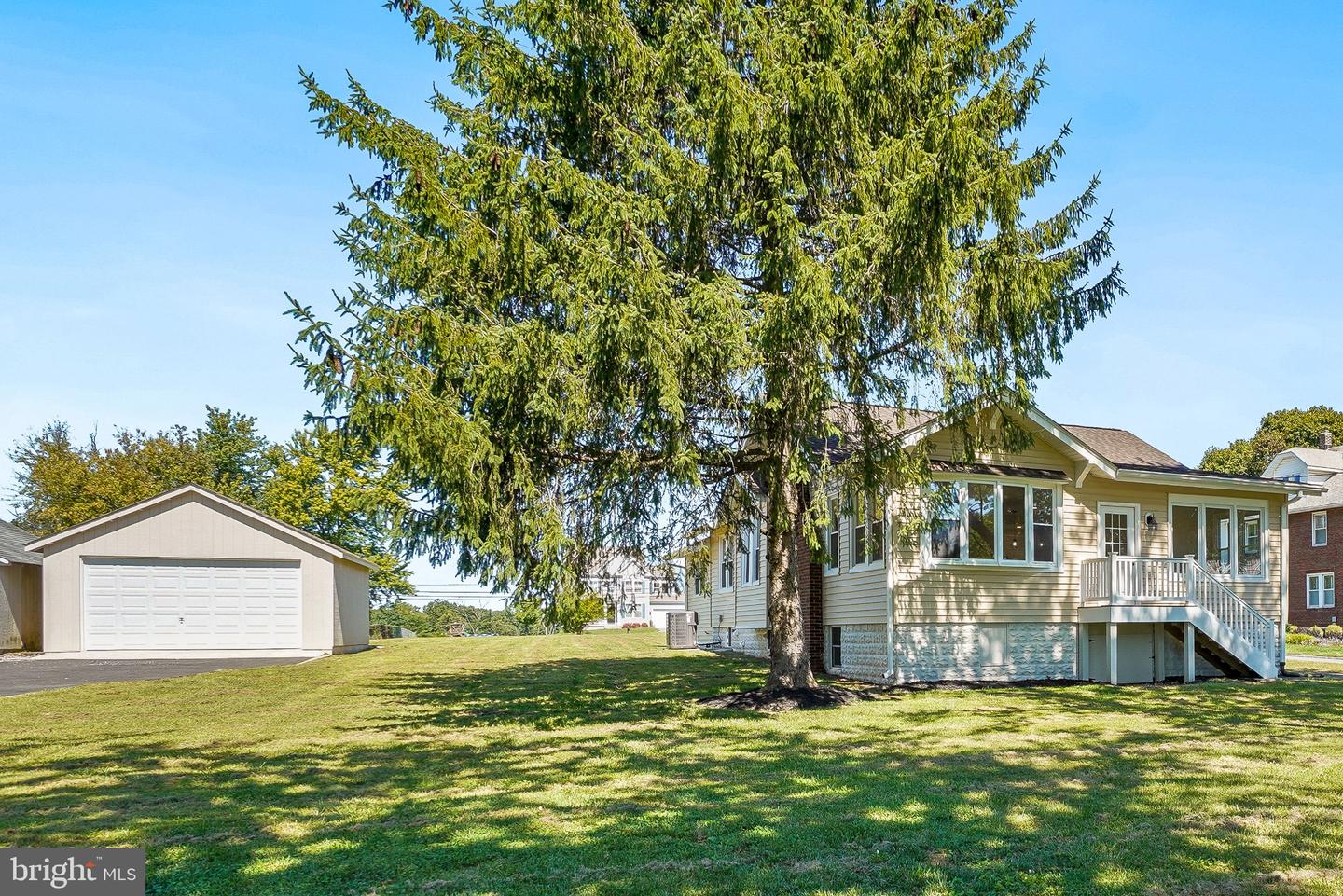 692 Ridge Property Photo 3