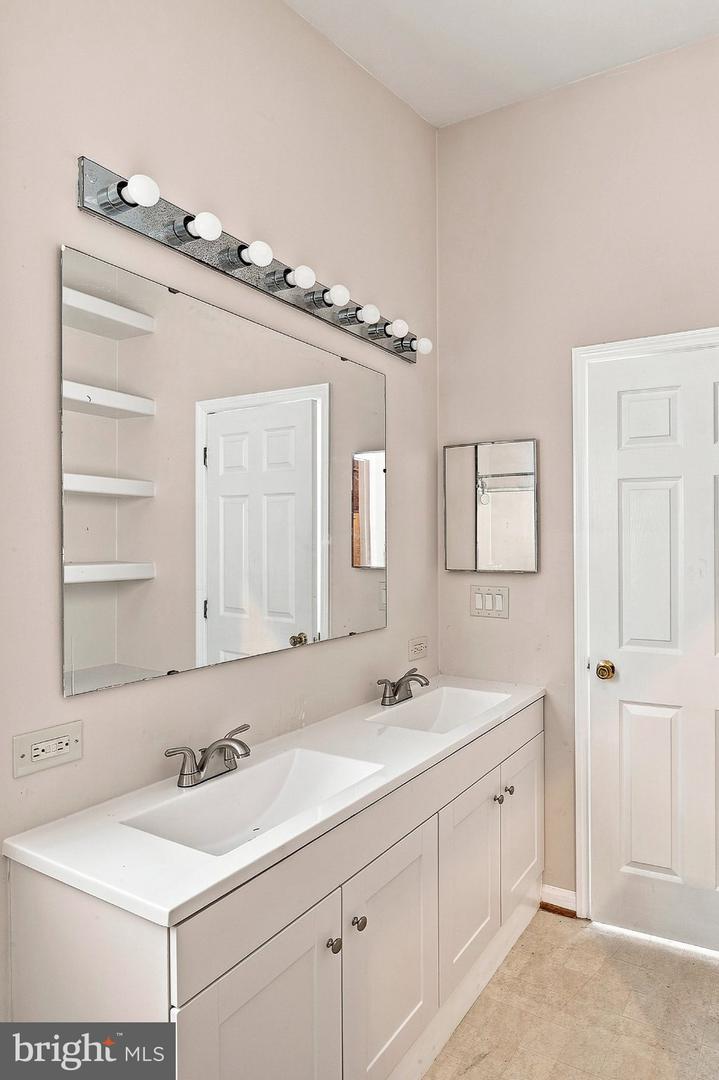 7661 Bluff Point Ln Property Photo 17