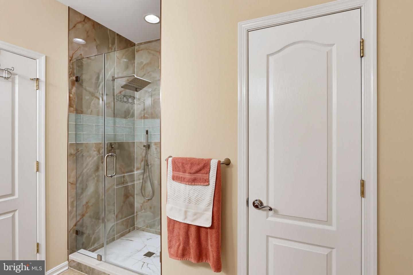 7305 Maplecrest Rd #304 Property Photo 21
