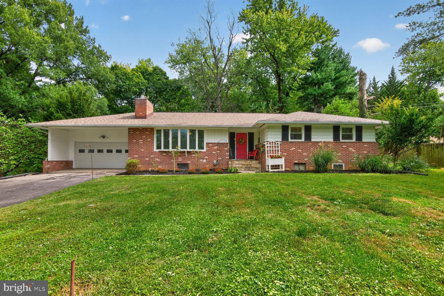 9406 Dartmouth Rd Property Photo 1