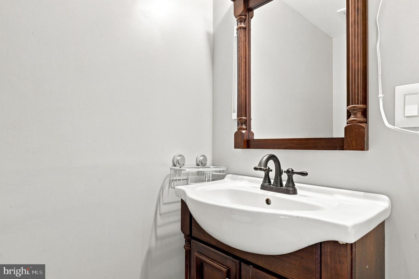 5707 Goldfinch Ct Property Photo 4