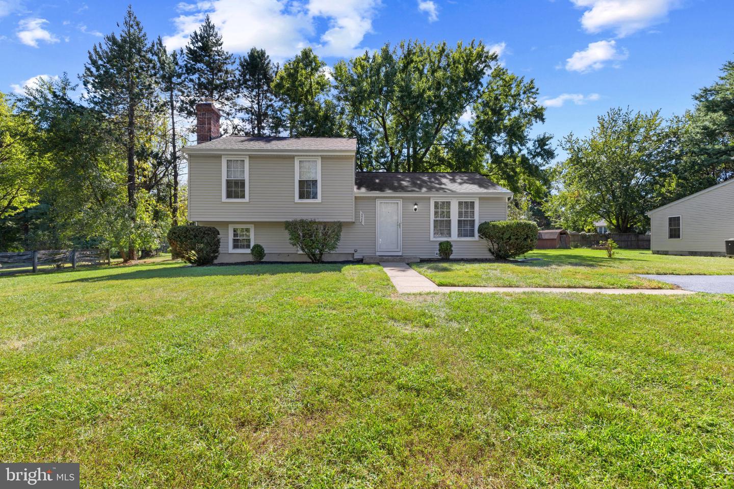 5586 HUNTING HORN DRIVE DR Property Photo 1