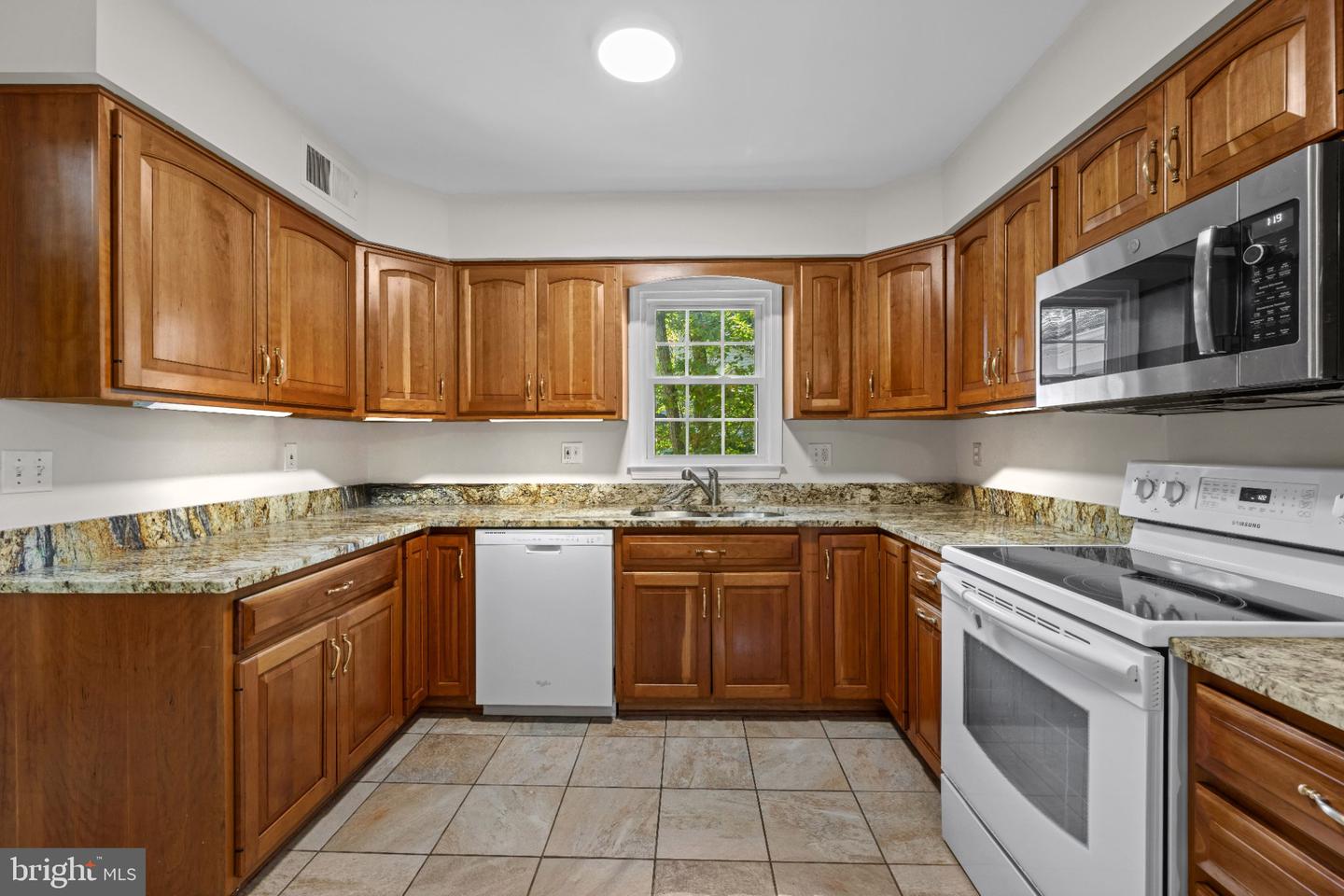 5526 High Tor Hl Property Photo 3