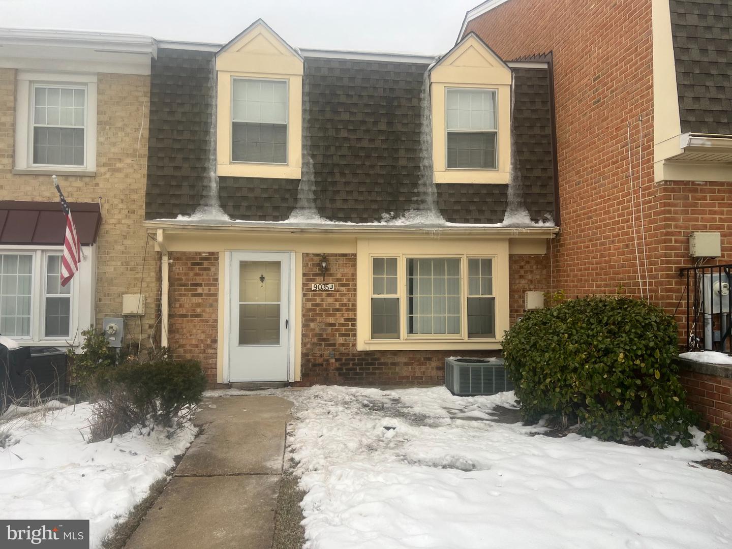 9035 N LAUREL RD #J Property Photo 1