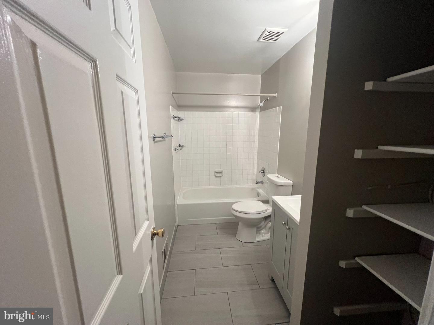 9035 N Laurel Rd #j Property Photo 17