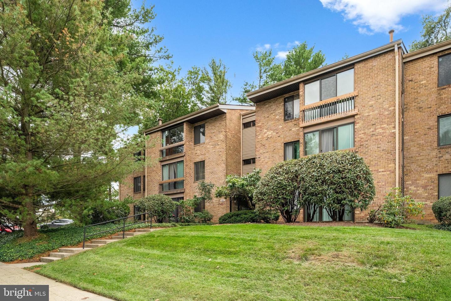 10528 CROSS FOX LN #F-1 Property Photo 1